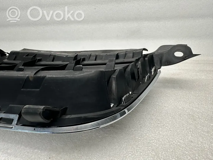 Volkswagen PASSAT B5.5 Grille calandre supérieure de pare-chocs avant 3B0853651H