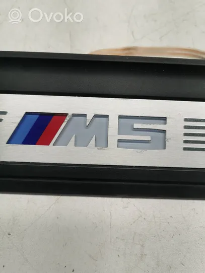 BMW M5 F90 Priekinio slenksčio apdaila (vidinė) 8061069