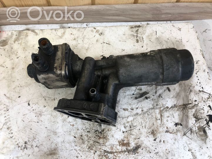 Volkswagen Sharan Supporto di montaggio del filtro dell’olio 038115389C