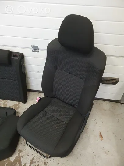 Toyota Avensis T270 Kit intérieur 