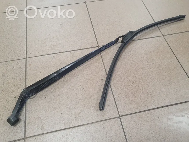 Toyota Auris 150 Front wiper blade arm 3451979