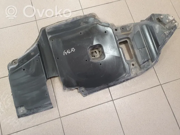 Toyota Auris 150 Osłona tylna podwozia pod bagażnik 5839902010