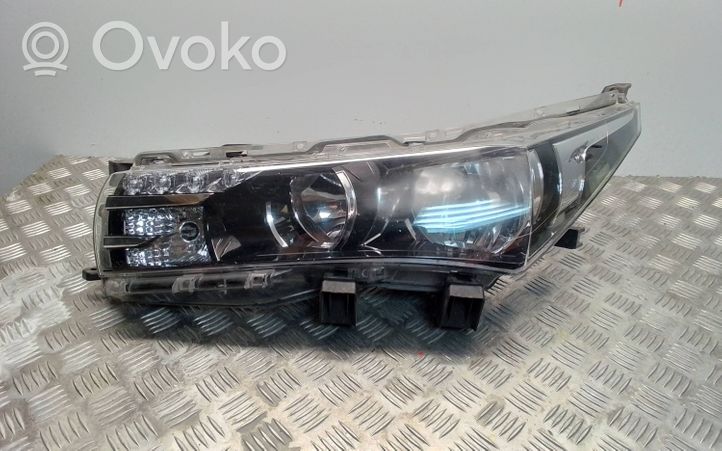 Toyota Corolla E160 E170 Lampa przednia 8115002E71