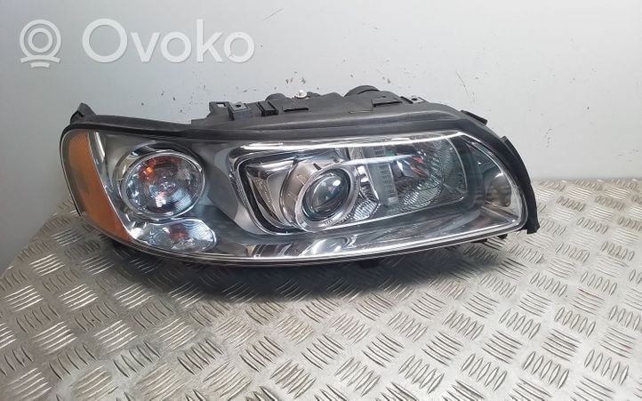 Volvo V70 Lampa przednia 31111181