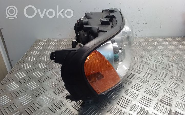 Volvo V70 Lampa przednia 31111181