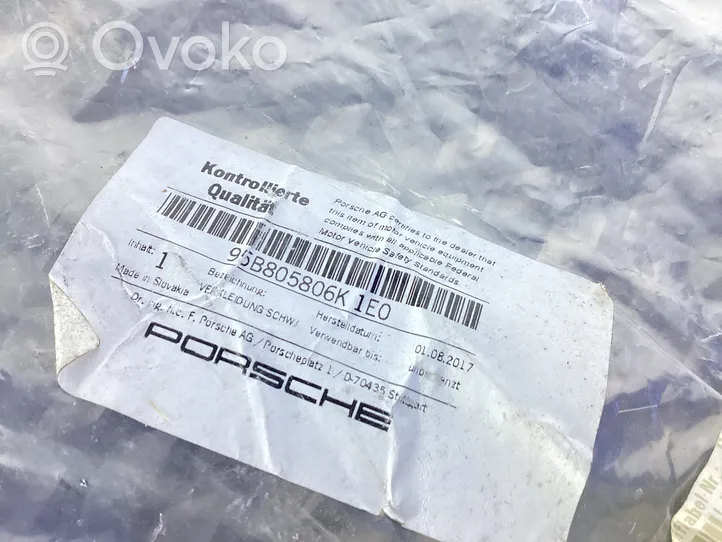 Porsche Macan Rivestimento della modanatura della chiusura del vano motore/cofano 95B805806K