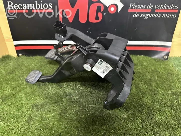 Mercedes-Benz A W169 Pedal de embrague A1692900316