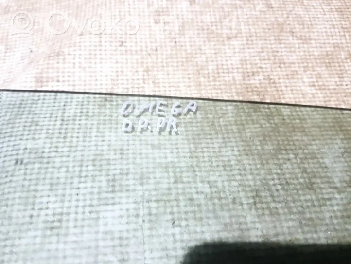 Opel Omega B1 Pagrindinis priekinių durų stiklas (keturdurio) 