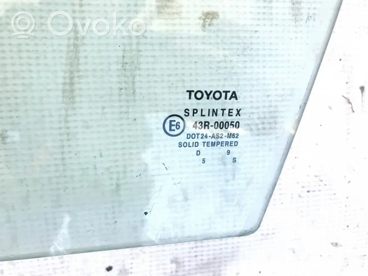 Toyota Avensis T220 Основное стекло передних дверей (четырехдверного автомобиля) 