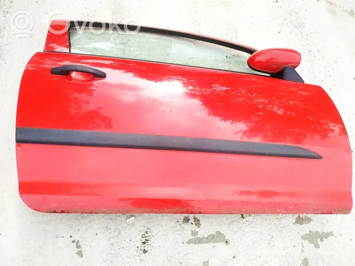 Opel Corsa D Drzwi przednie raudonos