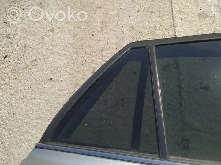 Toyota Avensis T250 Ventanilla de ventilación de la puerta trasera 