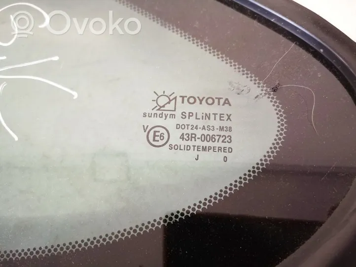 Toyota Avensis T220 Galinis šoninis kėbulo stiklas 