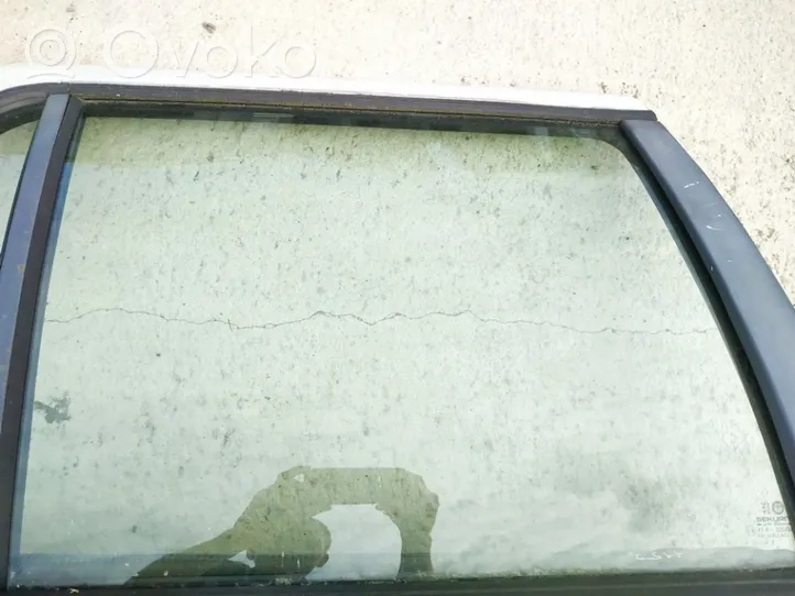 Peugeot 405 Vitre de fenêtre porte arrière 