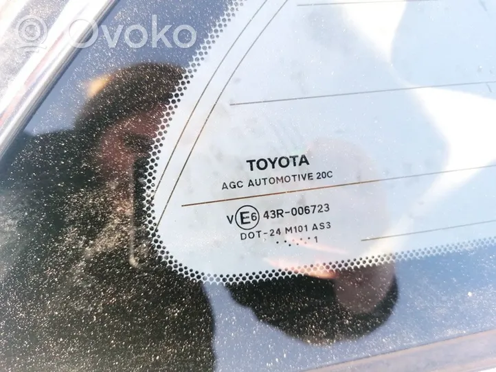 Toyota Avensis T270 Aizmugurējais virsbūves sānu stikls 