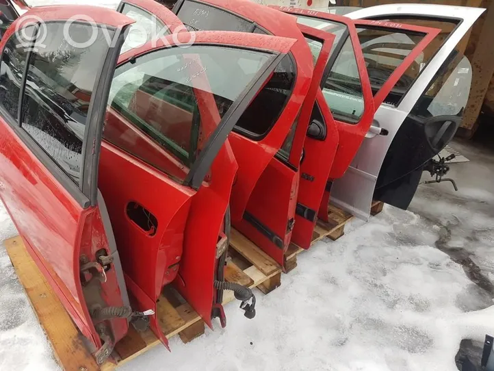 Nissan Almera N16 Дверь raudonos