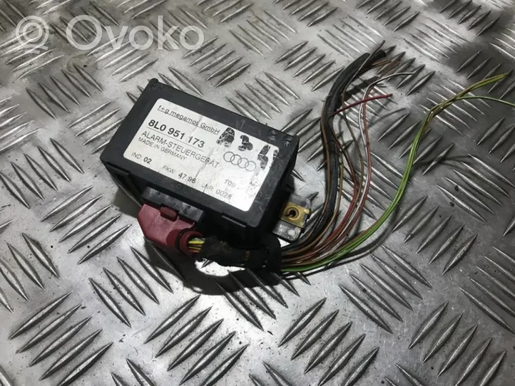 Audi A8 S8 D2 4D Boîtier module alarme 8l0951173