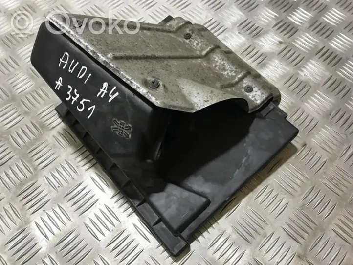 Audi A4 S4 B5 8D Boîtier de filtre à air 058133843