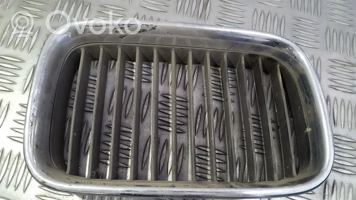 BMW 3 E36 Grille de calandre avant 51138122238