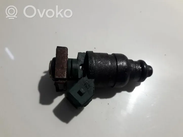 Volkswagen Golf III Fuel injector 037906031AA