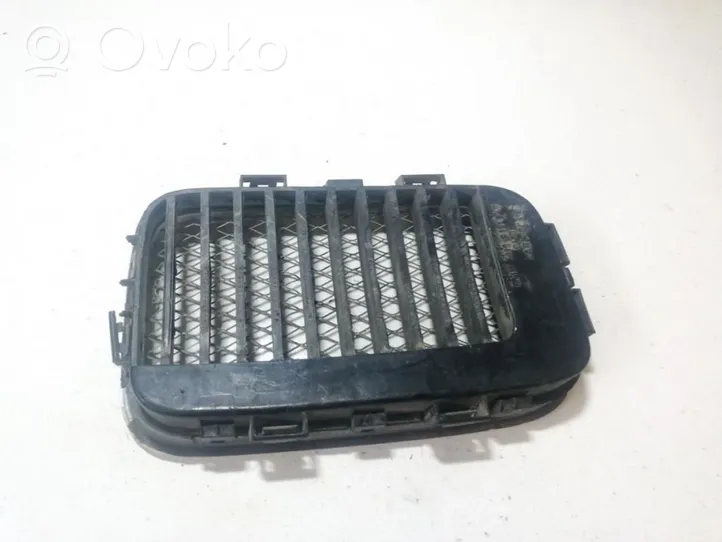 BMW 3 E36 Griglia anteriore 51138151547