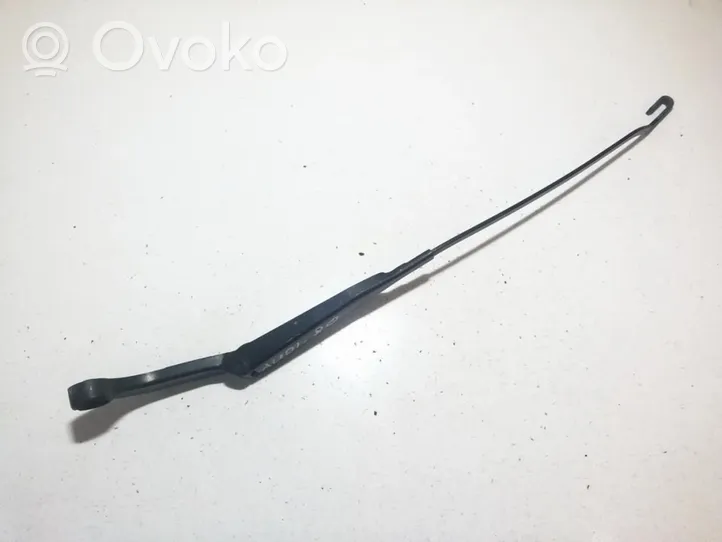 Audi 80 90 B3 Priekinio stiklo valytuvų kojelė 893965407