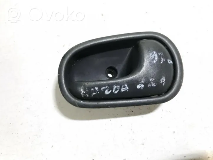 Mazda 121 Klamka wewnętrzna drzwi 