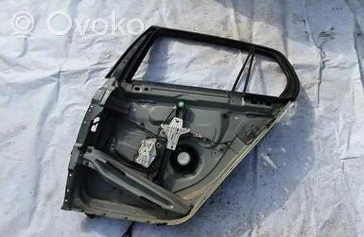 Volkswagen Golf V Takaoven ikkunalasin kehys juodos