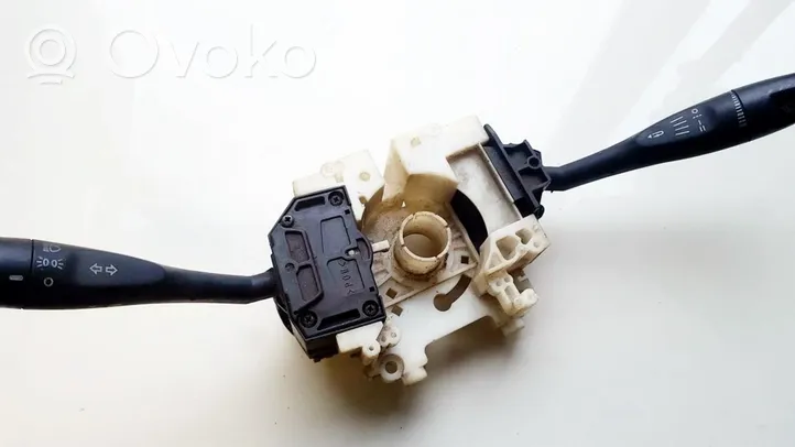 Mitsubishi Carisma Interruptor/palanca de limpiador de luz de giro mr228461