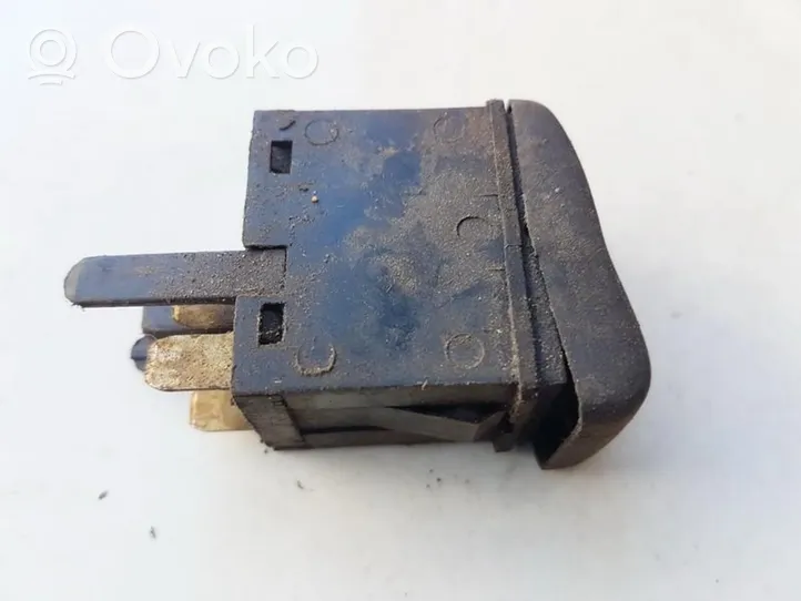 Volkswagen Polo III 6N 6N2 6NF Przycisk / Przełącznik ogrzewania szyby przedniej / czołowej 6N1959621