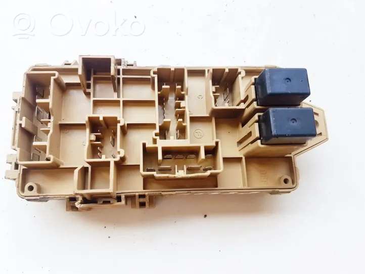 Subaru Legacy Boîte à fusibles 980924