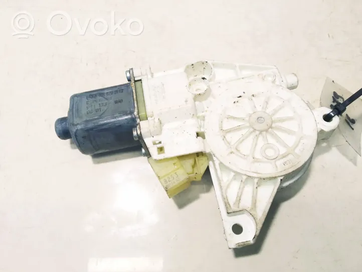 Mercedes-Benz C AMG W204 Front door window regulator motor 0130822441