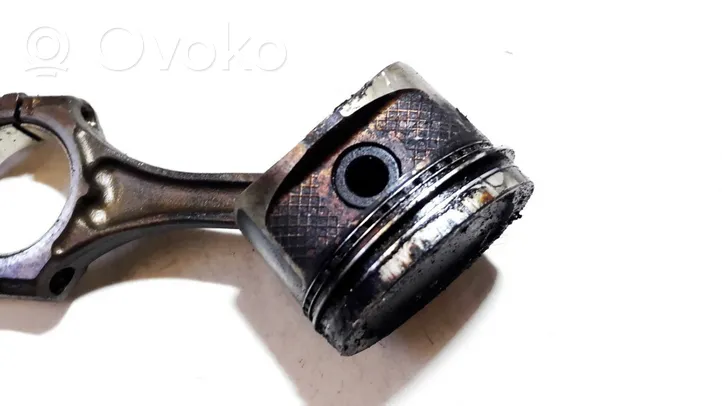 Toyota Avensis T220 Piston with connecting rod 