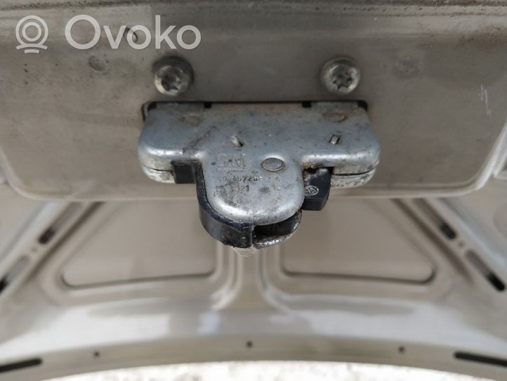 Opel Vectra B Takaluukun/tavaratilan lukon vastakappale 
