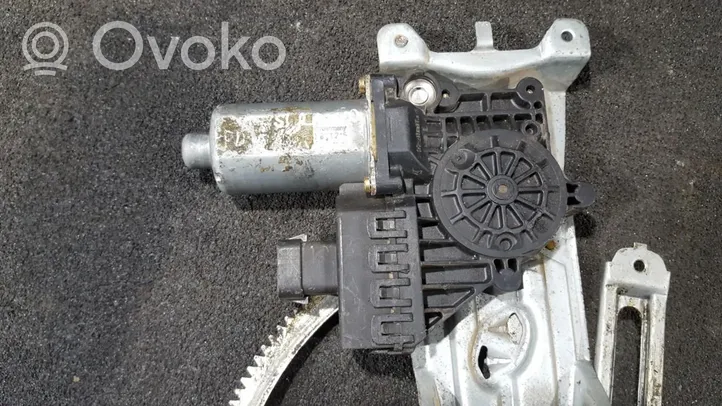 Opel Astra G Moteur de lève-vitre de porte avant 0130821715