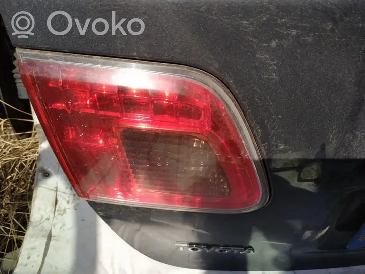 Toyota Avensis T270 Lampy tylnej klapy bagażnika 