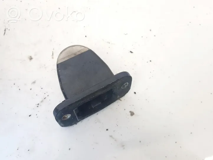 Volkswagen PASSAT B3 Lampa oświetlenia tylnej tablicy rejestracyjnej e32884r4