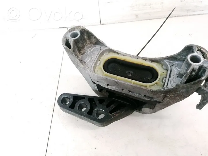 Chevrolet Cruze Engine mount bracket 