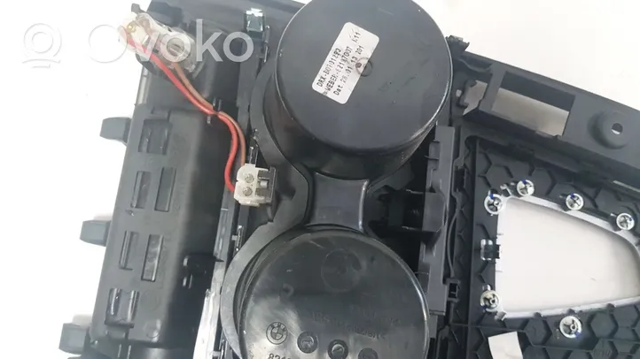 BMW 3 F30 F35 F31 Uchwyt na kubek deski rozdzielczej 105048744