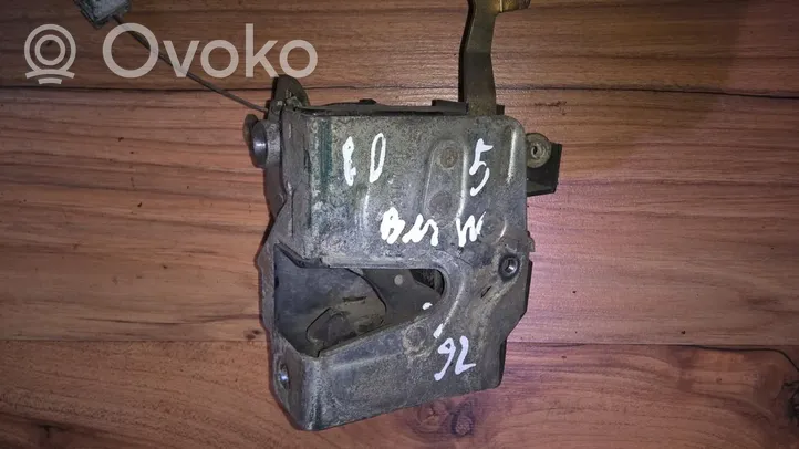 BMW 5 E34 Front door lock 81047820