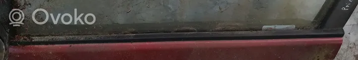 Nissan Primera Listón embellecedor de la ventana de la puerta delantera 