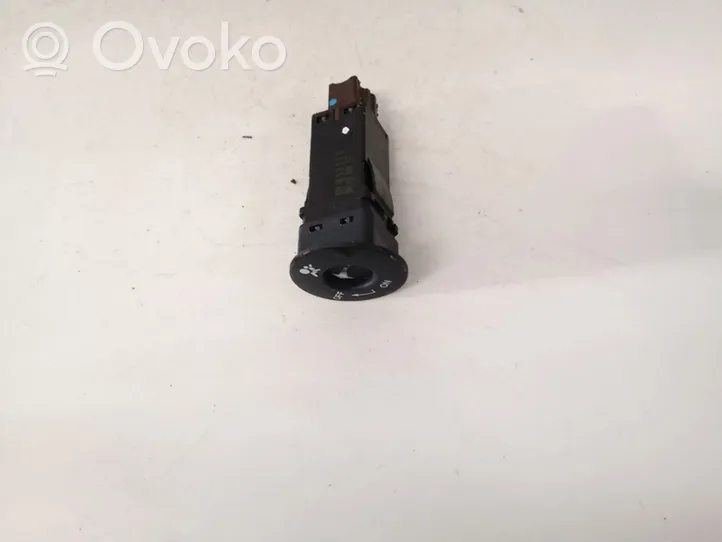 Nissan Qashqai Keleivio oro pagalvės jungtukas 25585bc600