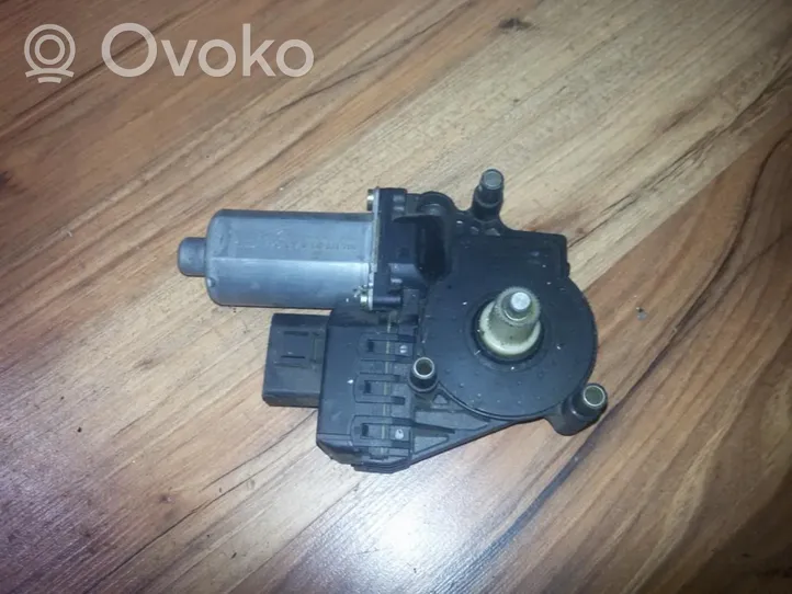 Audi A4 S4 B5 8D Moteur de lève-vitre de porte avant 0130821786