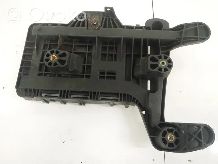 Volkswagen Golf V Support boîte de batterie 1K0915333C