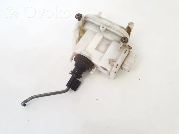 Volkswagen PASSAT B3 Keskuslukituksen alipainepumppu 357862153b