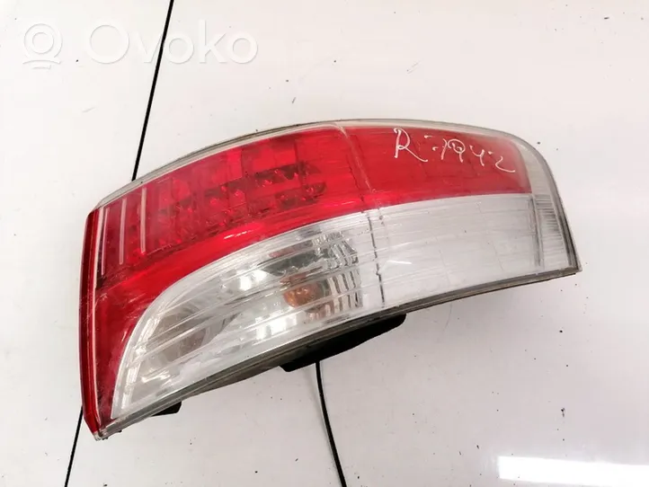 Toyota Avensis T270 Aizmugurējais lukturis virsbūvē 