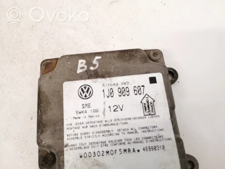 Volkswagen PASSAT B5 Module de contrôle airbag 1J0909607