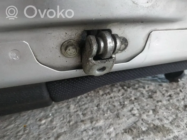 Opel Astra G Etuoven pidätin 