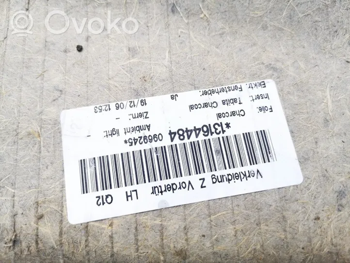 Opel Zafira B Обшивка передней двери 13164484