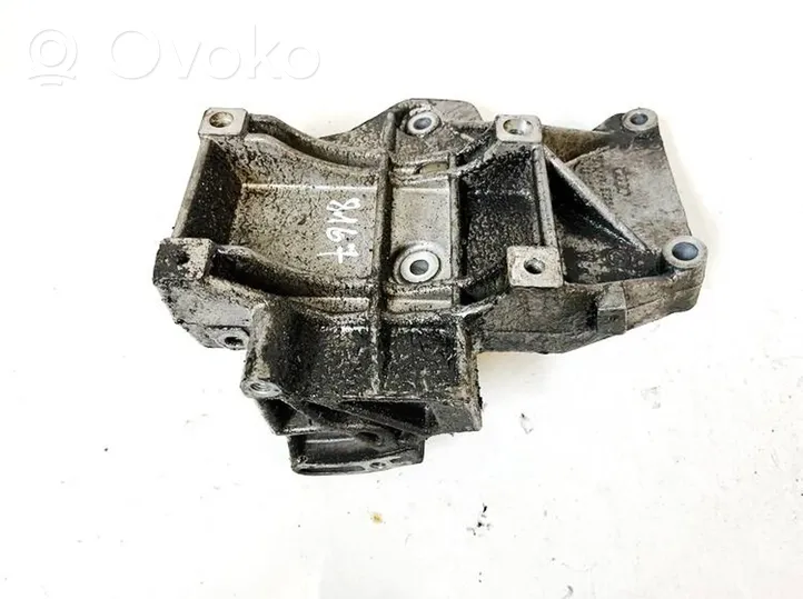 Audi A4 S4 B5 8D Variklio tvirtinimo kronšteinas 058260885