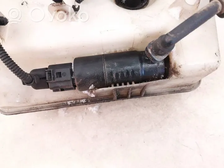 Volkswagen Golf V Headlight washer pump 